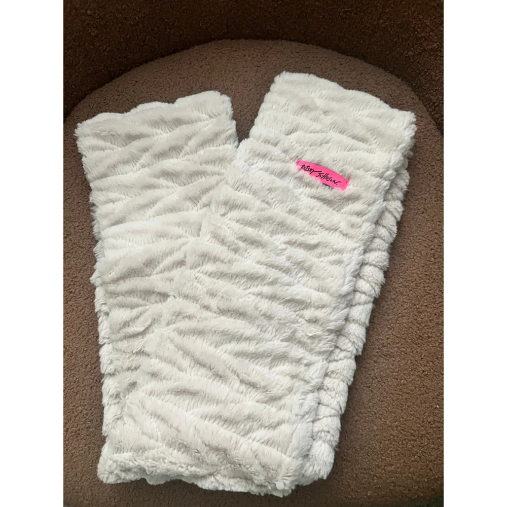 Betsey Johnson cream One Size Faux Fur Scarf